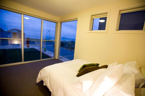 Aloha Beachfront Port Fairy - Hotel Gold Coast 4