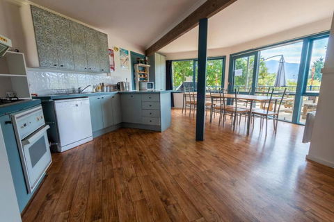 Alpzview Guesthouse - Hotel Gold Coast 1