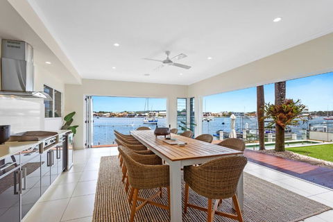 Amazing Canal House With Private Jetty, Gym & Pool - Hotel Gold Coast 2