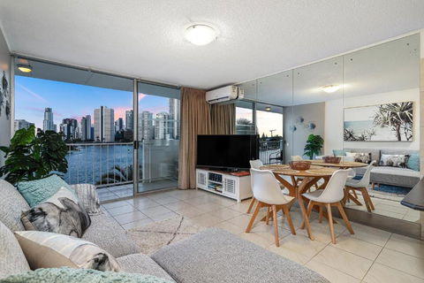 Amazing Water Views Surfers Paradise - Hotel Gold Coast 2
