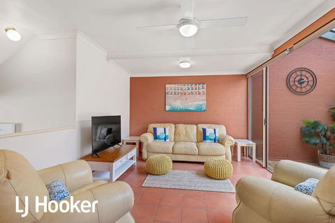 Amazing Waterfront Location - Hotel Gold Coast 4