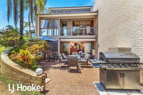 Amazing Waterfront Location - Hotel Gold Coast 3
