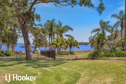 Amazing Waterfront Location - Hotel Gold Coast 1