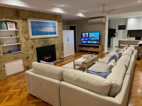 AMAZING Location! 1 Min Stroll To Beach & Sea Views! - Hotel Gold Coast 1