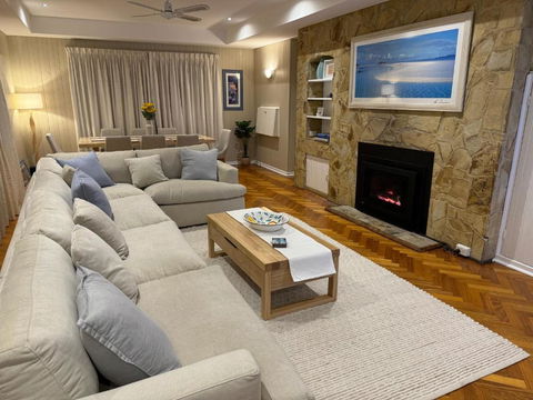 AMAZING Location! 1 Min Stroll To Beach & Sea Views! - Hotel Gold Coast 0