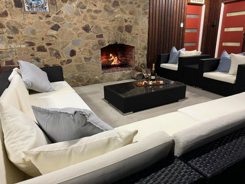 AMAZING Location! 1 Min Stroll To Beach & Sea Views! - Hotel Gold Coast 2