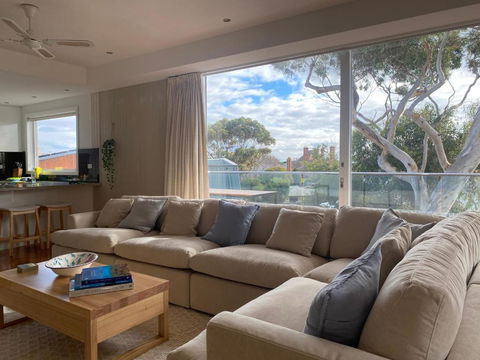 AMAZING Location! 1 Min Stroll To Beach & Sea Views! - Hotel Gold Coast 4