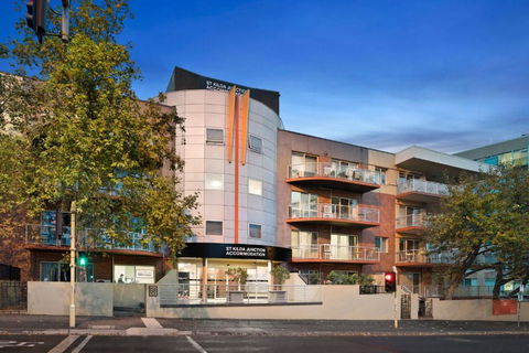 Amazing Accommodations: St Kilda - Hotel Gold Coast 1