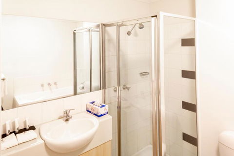 Amazing Accommodations: St Kilda - Hotel Gold Coast 2