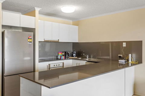 Albion Convenient Hideaway With Parking & Balcony - Hotel Gold Coast 2