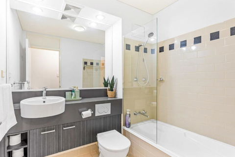 Apartment With City Views In East Perth - Hotel Gold Coast 1