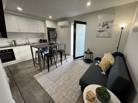 Apt With Aircon & Loft Bedroom Great Location - Hotel Gold Coast 1