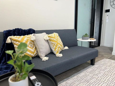 Apt With Aircon & Loft Bedroom Great Location - Hotel Gold Coast 2