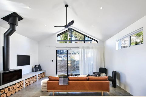 Architectural Brilliance - Sandy Bay - Hotel Gold Coast 4