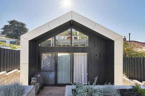 Architectural Brilliance - Sandy Bay - Hotel Gold Coast 1