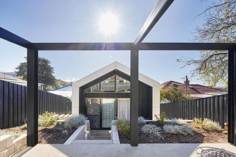 Architectural Brilliance - Sandy Bay - Hotel Gold Coast 2