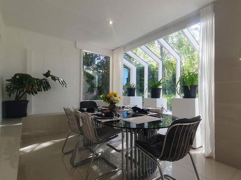 Architectural Comfy 2B&2B Home With A Garden View Close To A Lake And Yarralumla Shopping Centre - Hotel Gold Coast 3