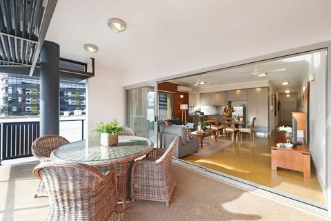 Artistic City Escape With Balcony And Parking - Hotel Gold Coast 0