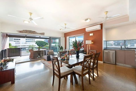 Artistic City Escape With Balcony And Parking - Hotel Gold Coast 3