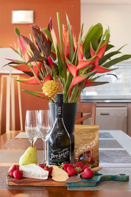 Artistic City Escape With Balcony And Parking - Hotel Gold Coast 2