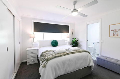 Aspen Abode - CBD, Fireplace, BBQ, 3 Smart TVs - Hotel Gold Coast 2