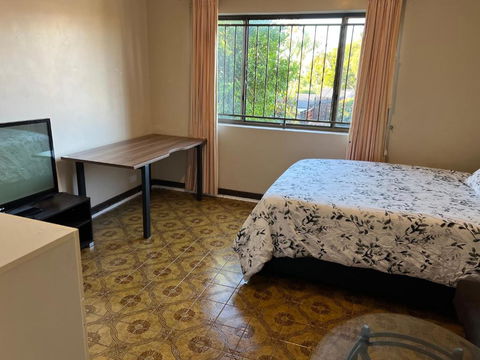 Aspley Bedroom & Share Bathroom With Other Guests - Hotel Gold Coast 2