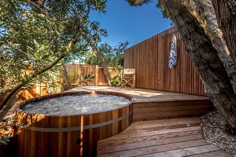 Aura Hot Tub Retreat - Unique Cedar Hot Tub Experience, 650m To Tyrone Foreshore - Hotel Gold Coast 0