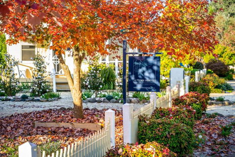 Autumn Beauty - Mountain View Cottage 3 - Hotel Gold Coast 1