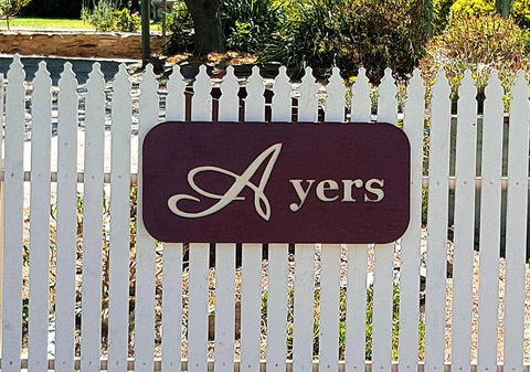 Ayers Burra - Historical 1851 Cottage - Hotel Gold Coast 2