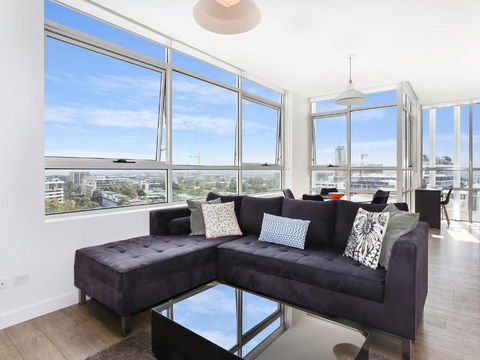 As The Sun Sets - Modern And Spacious 2BR Zetland Apartment Facing The Setting Sun - Hotel Gold Coast 0