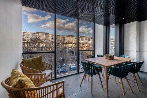 Architectural Delight On Lonsdale - Hotel Gold Coast 0