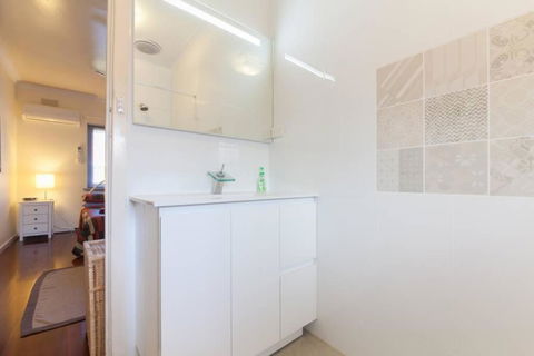 B7 Crawley Apartment 1 BRM & Sleepout Near UWA - Hotel Gold Coast 0