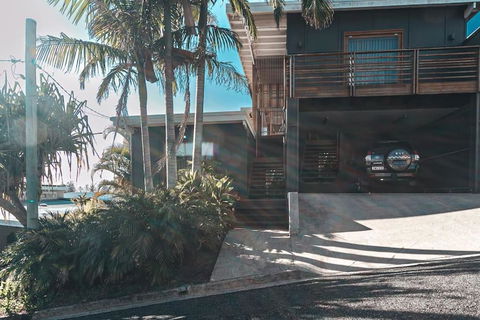 BAY PROPERTIES . The Big Chill - Hotel Gold Coast 1