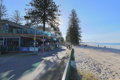 Pacific Regis Beachfront Holiday Apartments - Hotel Gold Coast 17