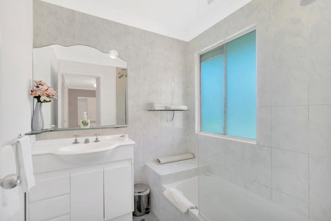 Fountain View Estate - We Accommodate - Hotel Gold Coast 2
