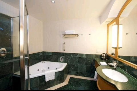 Deluxe King Room In Gold Tower - Hotel Gold Coast 4