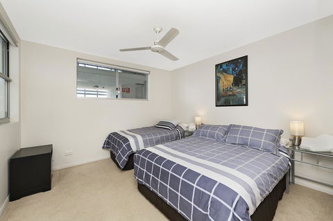 Keith's Sister - Hotel Gold Coast 9