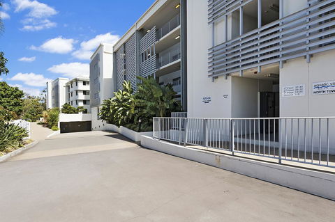 Keith's Sister - Hotel Gold Coast 14