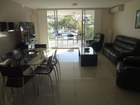 Keith's Sister - Hotel Gold Coast 21