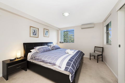 Keith's Sister - Hotel Gold Coast 8