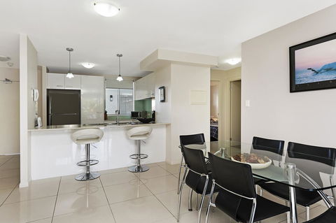 Keith's Sister - Hotel Gold Coast 5