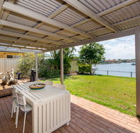 Lowset home on the canal - Dolphin Dr Bongaree - Hotel Gold Coast