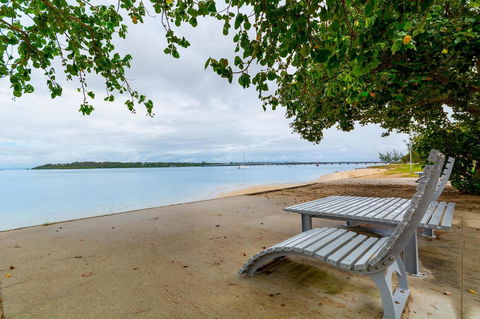 Fishing And Swimming At Your Doorstep - Sylvan Beach Esp, Bellara - Hotel Gold Coast 1