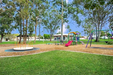 Fishing And Swimming At Your Doorstep - Sylvan Beach Esp, Bellara - Hotel Gold Coast 12