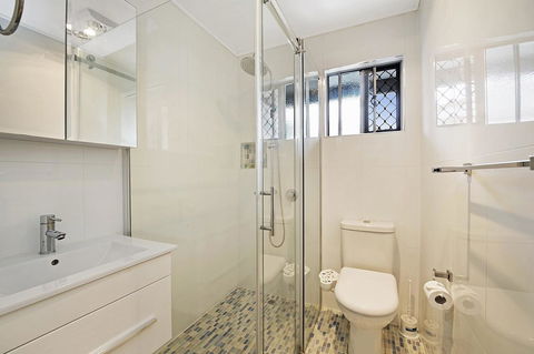 Fishing And Swimming At Your Doorstep - Sylvan Beach Esp, Bellara - Hotel Gold Coast 13