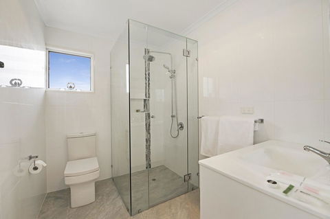 Fishing And Swimming At Your Doorstep - Sylvan Beach Esp, Bellara - Hotel Gold Coast 9