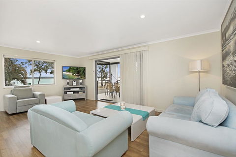 Fishing And Swimming At Your Doorstep - Sylvan Beach Esp, Bellara - Hotel Gold Coast 17