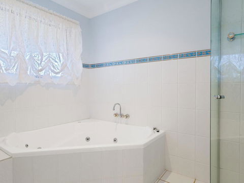 'GrandView', 10 Grandview Close - Huge House With Water Views, Aircon, WIFI, Netflix, Foxtel & Billiard Table - Hotel Gold Coast 2