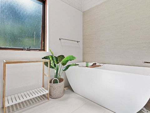 'Nunkeri', 5 Kerrie Close - Stunning House With Fabulous Views, Linen, WIFI & Air Conditioning - Hotel Gold Coast 2