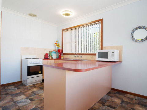 'Rutland', 1/13 Cromarty Road - Pet Friendly, Boat Parking, Water Views, Air Con - Hotel Gold Coast 2